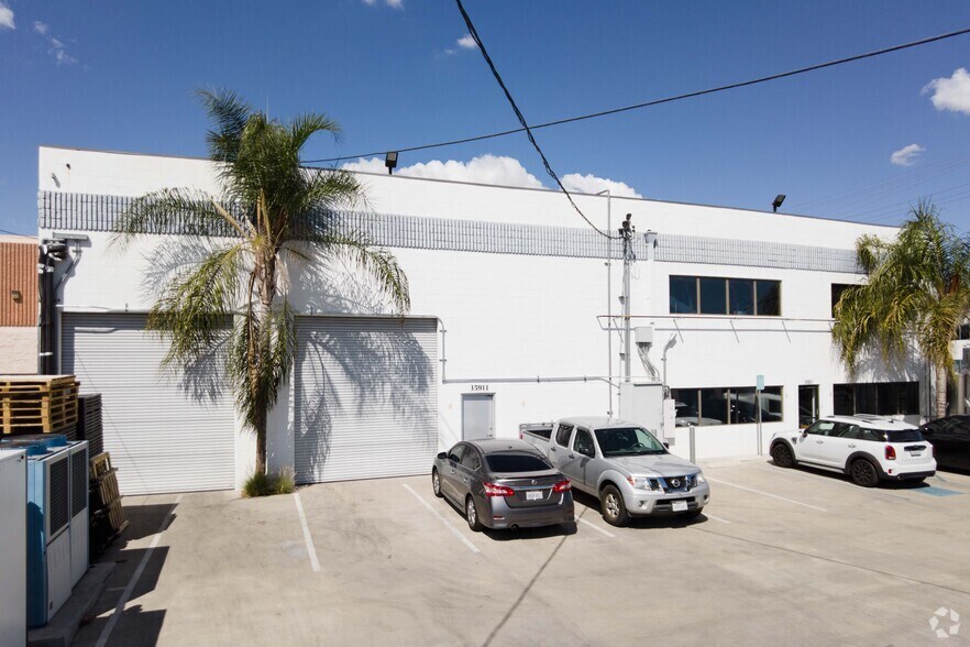 Primary Photo Of 15911 Arminta St, Van Nuys Manufacturing For Lease