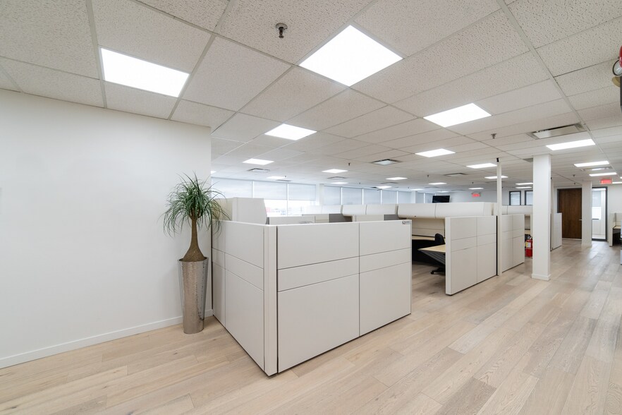 More Photos Of 2425 Pitfield, Montréal Flex For Lease