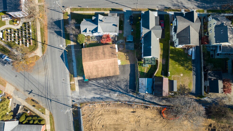 More Photos Of 48 Lincoln Ave, Saratoga Springs Freestanding For Sale