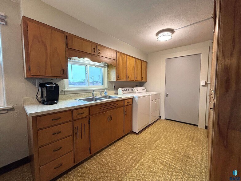 More Photos Of 118 N Broadway Ave, Miller General Retail For Sale