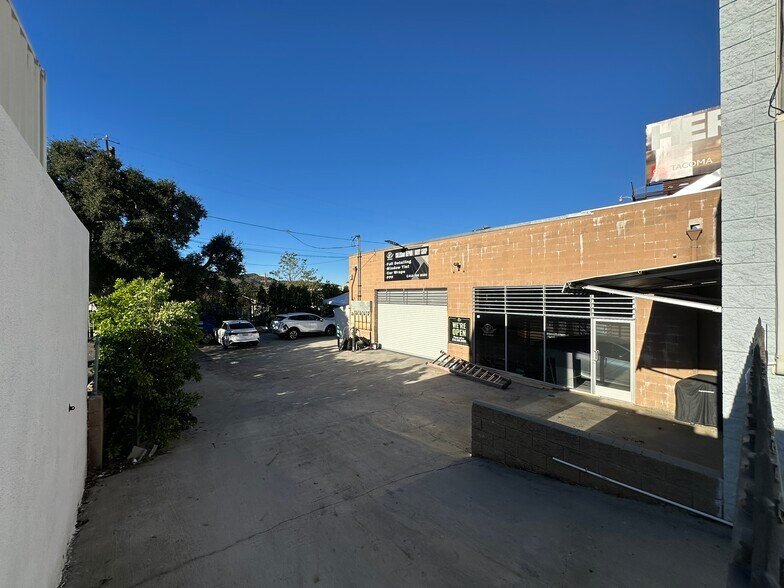 More Photos Of 7616 Foothill Blvd, Tujunga Freestanding For Sale