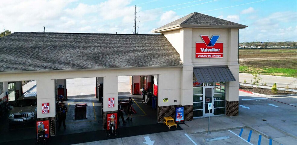 More Photos Of 8319 Highway 146, Baytown Auto Repair For Sale