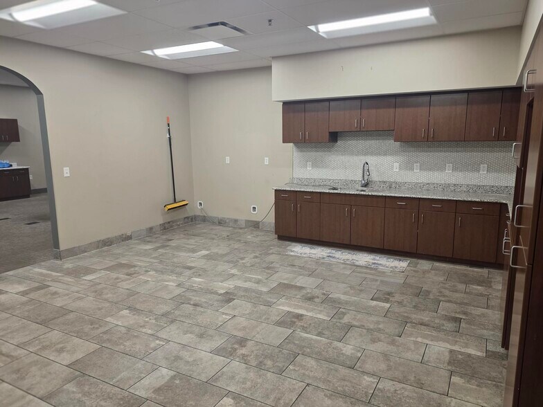 More Photos Of 4300-4324 N Belgium Ave, Riverside Warehouse For Lease