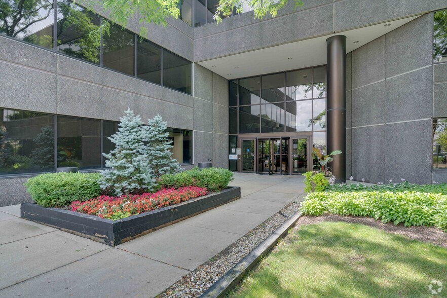 More Photos Of 3400 Dundee Rd, Northbrook Office For Lease