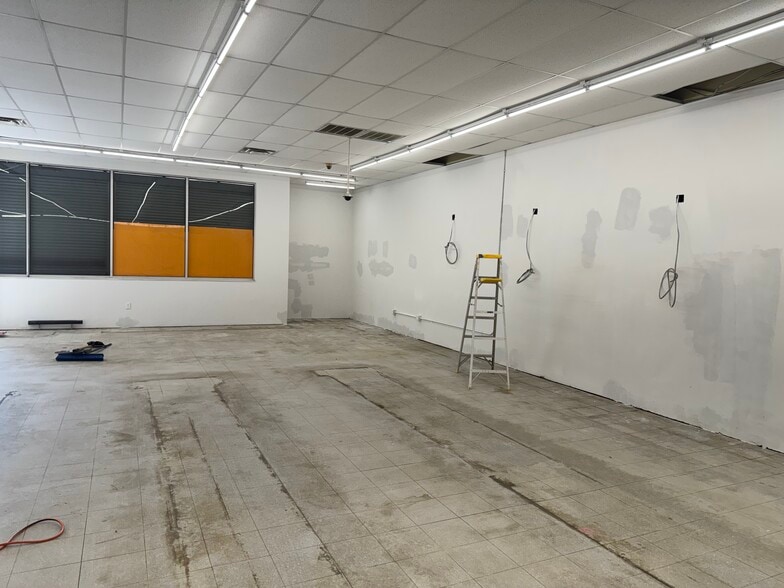 More Photos Of 4072 Glenwood Rd, Decatur Freestanding For Sale