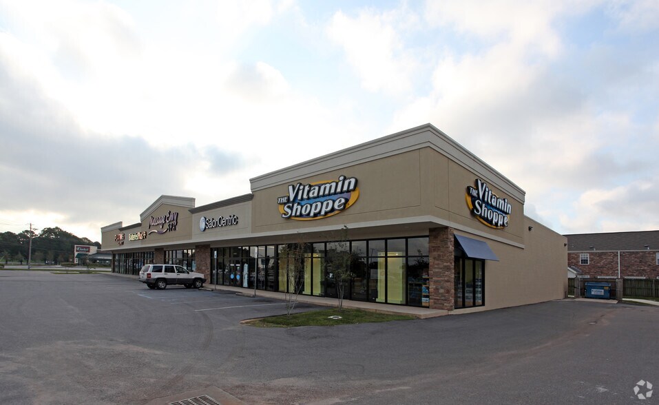 More Photos Of 3653-3659 Airport Blvd, Mobile Unknown For Lease