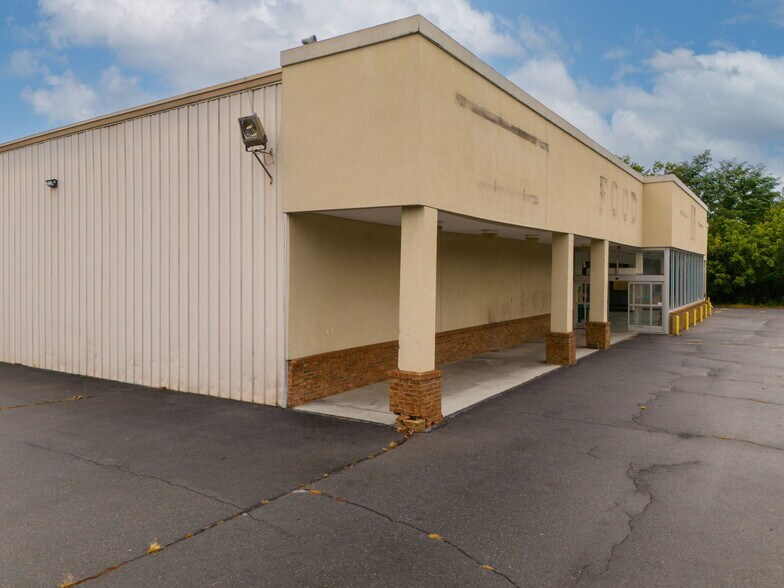 More Photos Of 510 Glade st, Glade Spring Supermarket For Sale