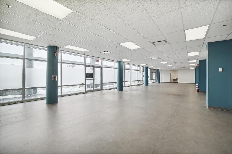 More Photos Of 10007 Boul Pie-IX, Montréal Office For Sale