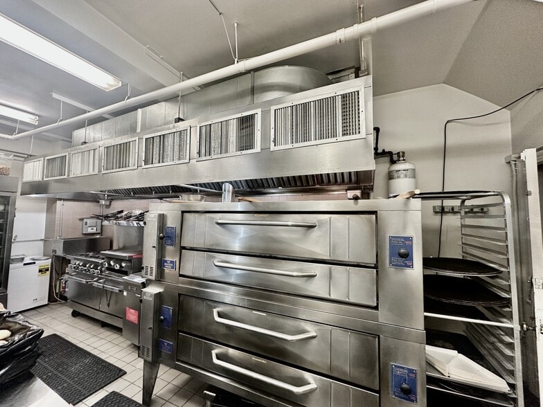 More Photos Of 136 Hamilton Ave, Greenwich Storefront Retail Residential For Lease