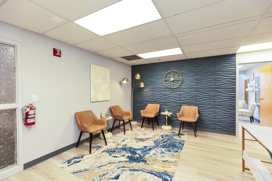 More Photos Of 254 N Broadway, Salem Storefront Retail Office For Sale