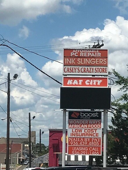More Photos Of 1501 Sam Houston Ave, Huntsville Storefront Retail Office For Lease
