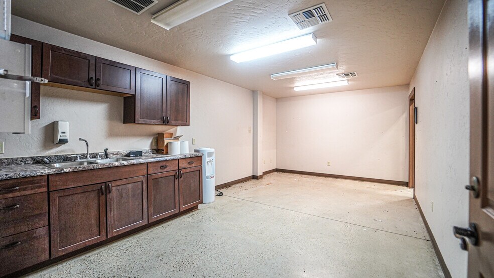 More Photos Of 5500 SW Moody St, Victoria Manufacturing For Sale