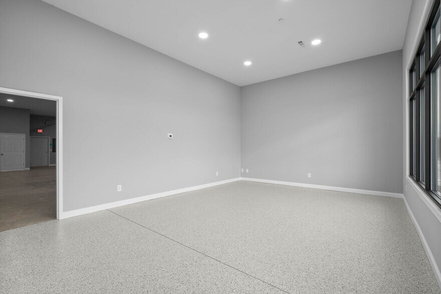 More Photos Of 1030 Smokestack Dr, Clarksville Flex For Sale