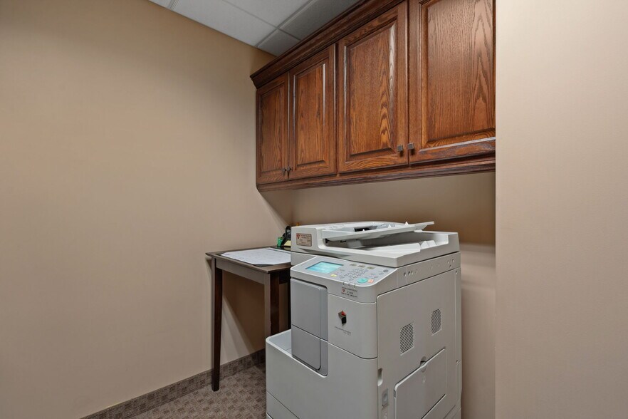 More Photos Of 225 Cedardale Dr SE, Owatonna Office For Sale