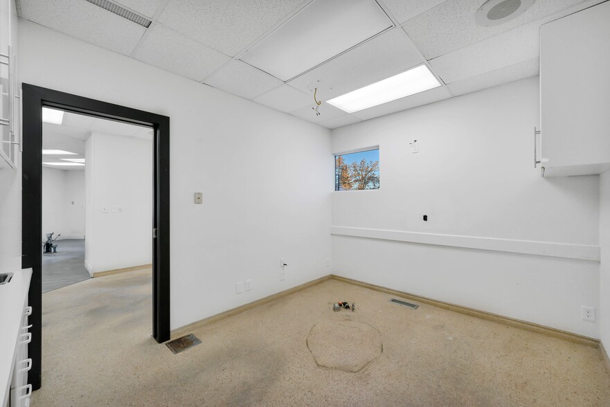 More Photos Of 5116 52 St, Red Deer Storefront Retail Office For Sale