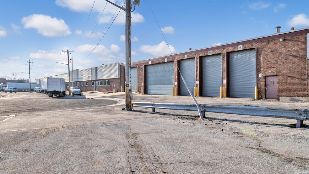 More Photos Of 95 Inip Dr, Inwood Warehouse For Lease