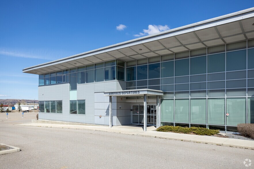 More Photos Of 305 Aviation Way NE, Calgary Airplane Hangar For Lease
