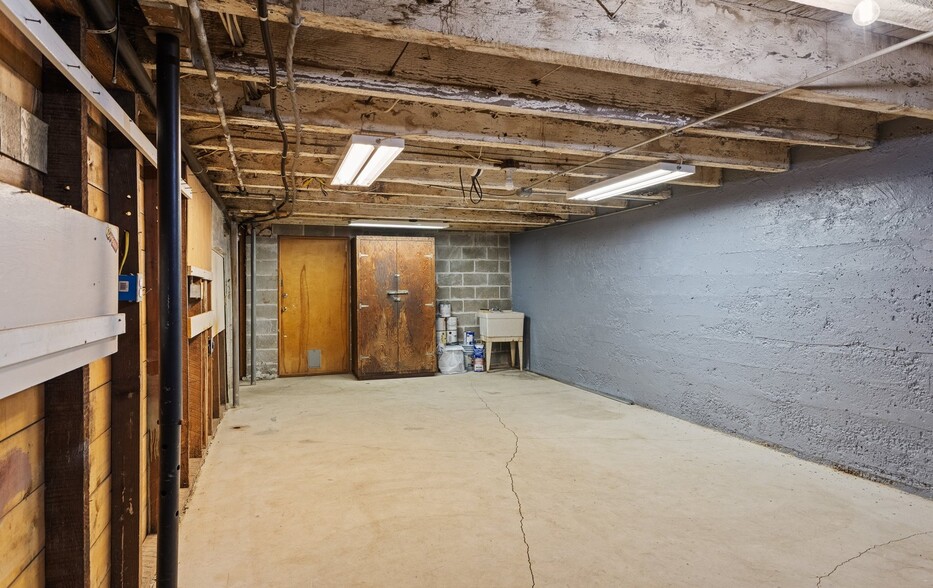 More Photos Of 67552 East Bay Rd, North Bend Storefront Retail Residential For Sale