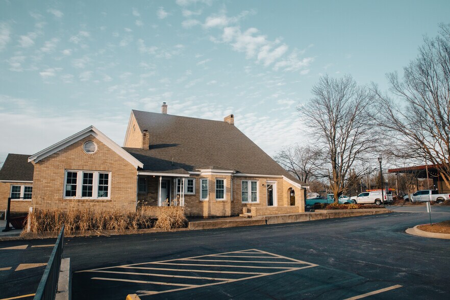 More Photos Of 355 N College Ave, Fayetteville Office Residential For Lease