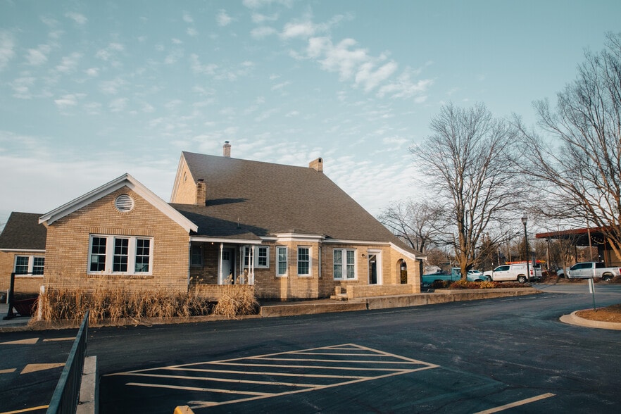 More Photos Of 355 N College Ave, Fayetteville Office Residential For Lease