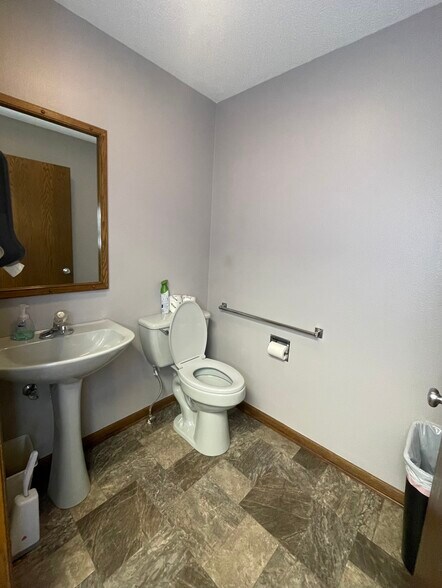 More Photos Of 1302 S Broadway St, Toledo Medical For Sale