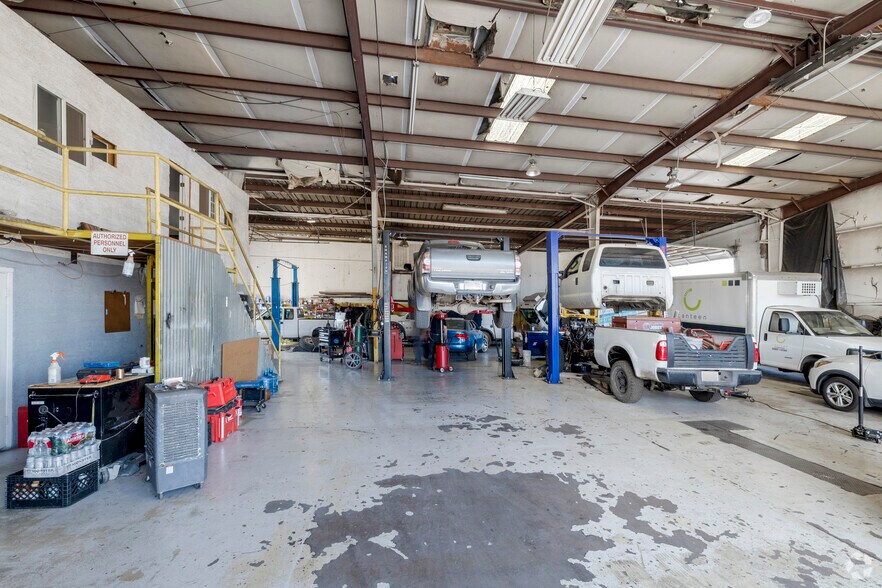 More Photos Of 1315 E Gibson Ln, Phoenix Warehouse For Lease