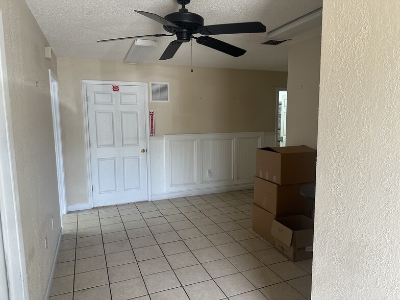More Photos Of 9550 Sunbeam Center Dr, Jacksonville Warehouse For Sale