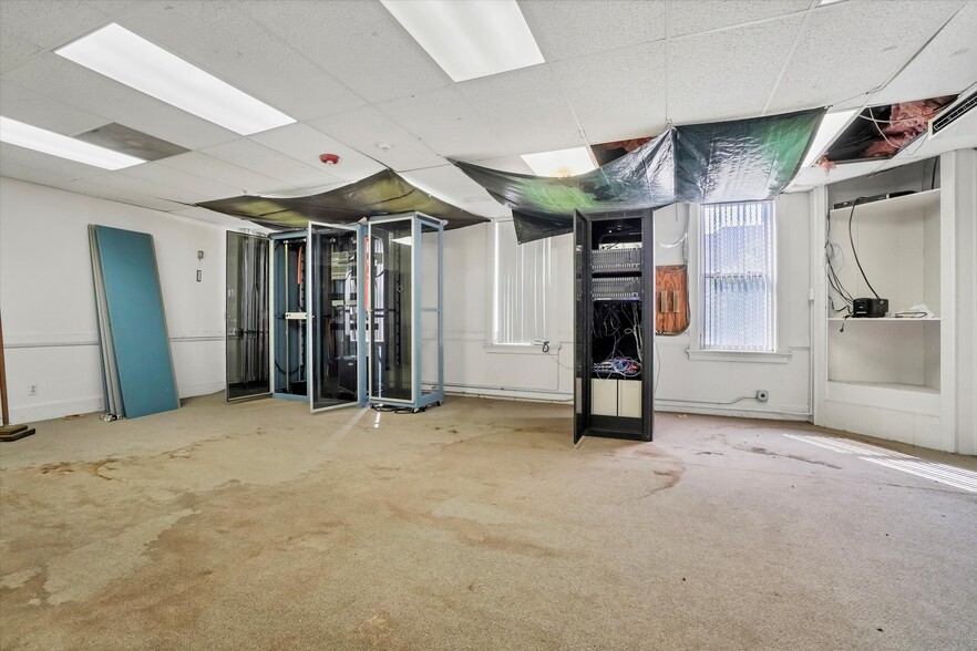 More Photos Of 24 John St, Middletown Office Residential For Sale