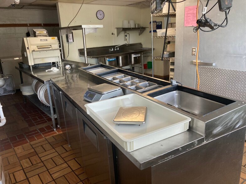 More Photos Of 2715-2719 W Broadway Ave, Minneapolis Fast Food For Sale