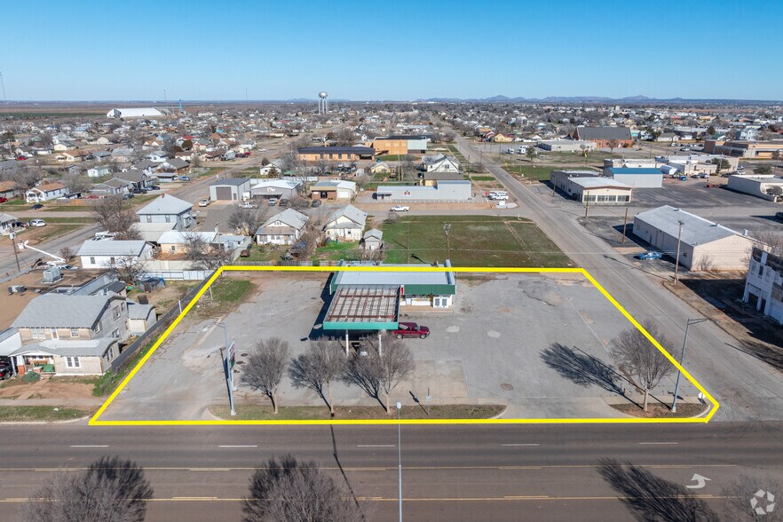 Primary Photo Of 401 W Broadway St, Altus Convenience Store For Sale