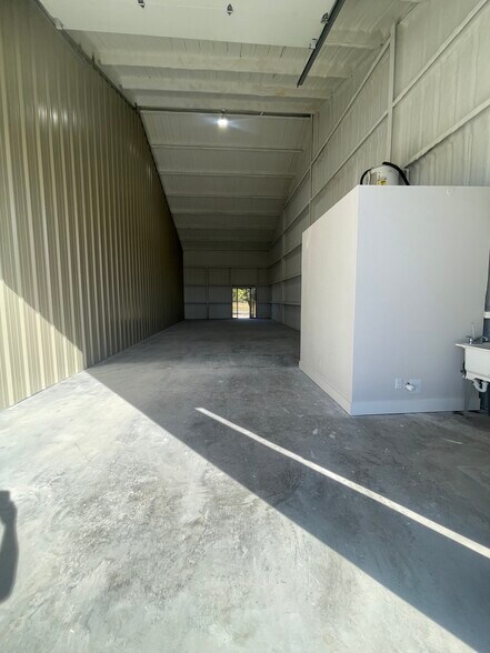 More Photos Of 615 FM 371, Gainesville Showroom For Lease