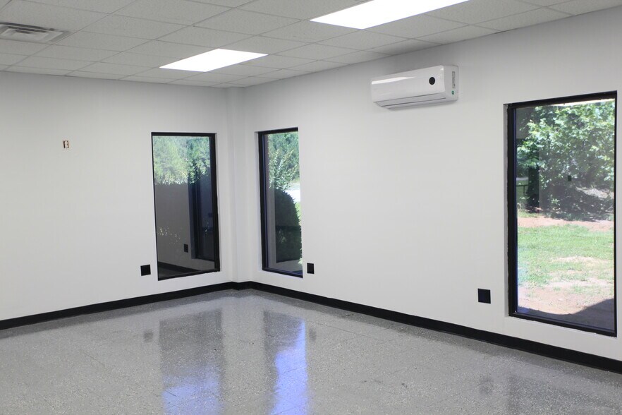 More Photos Of 101 Camp Creek Industrial Pky, Cornelia Flex For Lease