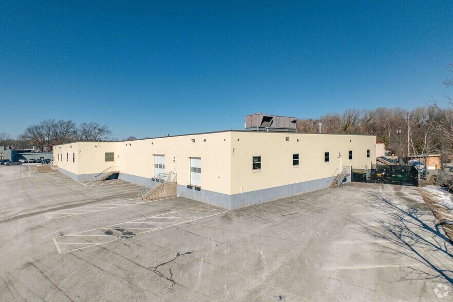More Photos Of 241 Riverview Ave, Newton Warehouse For Lease
