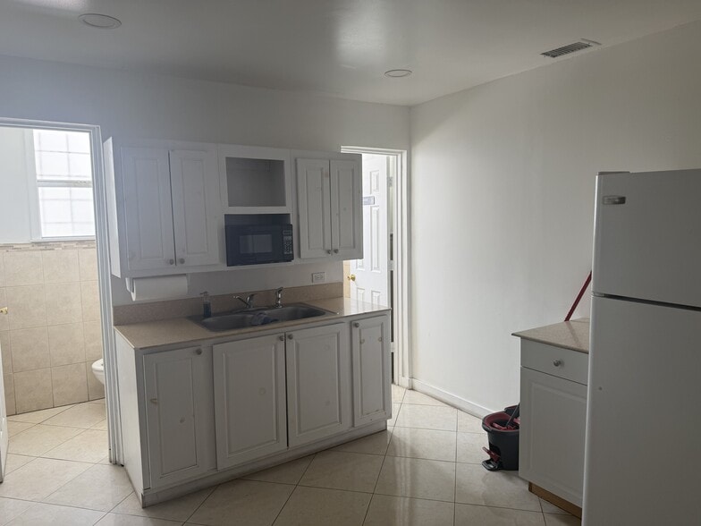 More Photos Of 1110 2nd Ave S, Lake Worth Warehouse For Lease