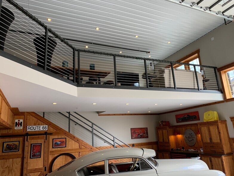 More Photos Of 2108-2260 Ferry Rd, Naperville Showroom For Sale