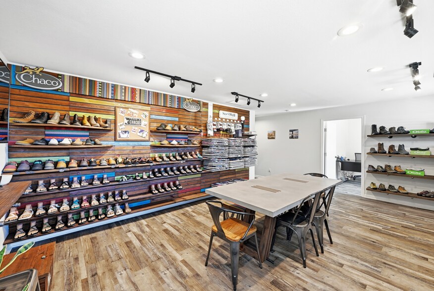 More Photos Of 900 N Cuernavaca Dr, Austin Office For Lease