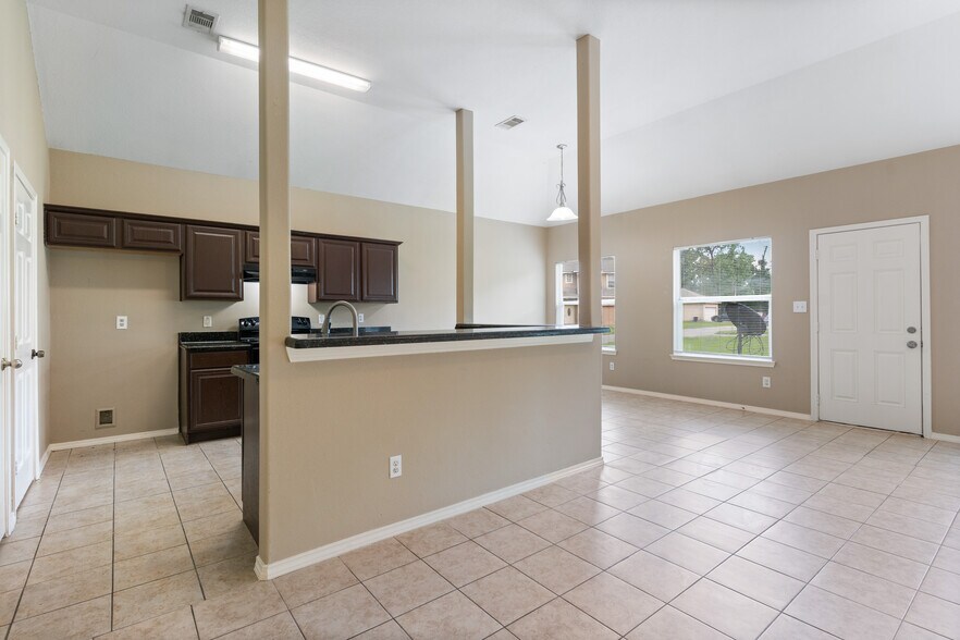 More Photos Of 9104 N Green River Dr, Houston Specialty For Sale