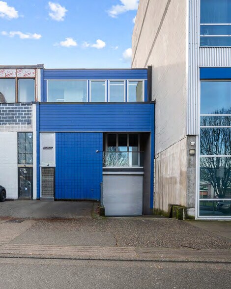 More Photos Of 118 8th Av W, Vancouver Flex For Lease