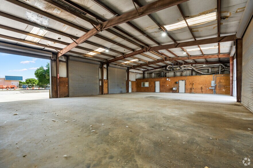 More Photos Of 421 Compton Ave, Irving Warehouse For Lease