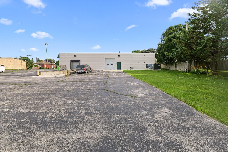 More Photos Of 1828 Park Ave, New Holstein Light Distribution For Sale