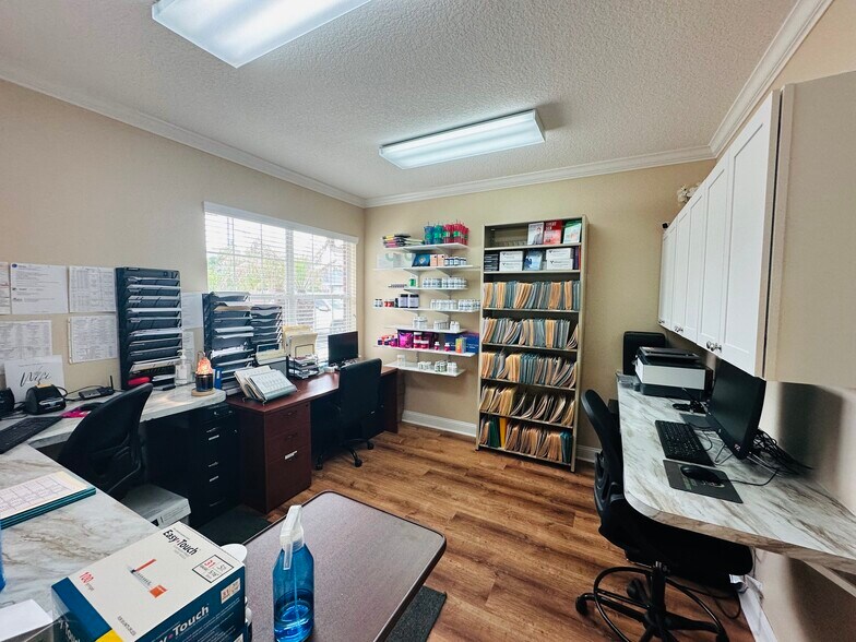 More Photos Of 305 Kingsley Lake Dr, Saint Augustine Medical For Lease