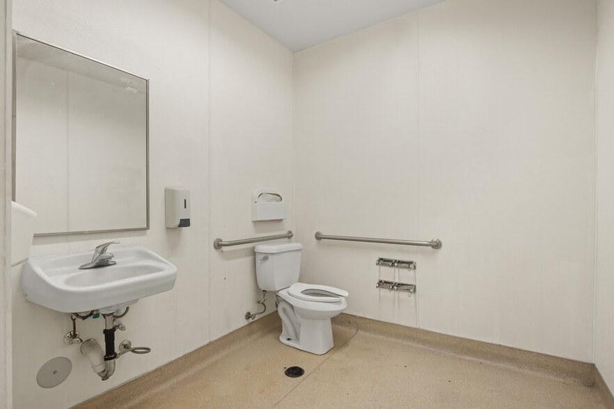 More Photos Of 2700 N Broadway, Los Angeles Freestanding For Lease