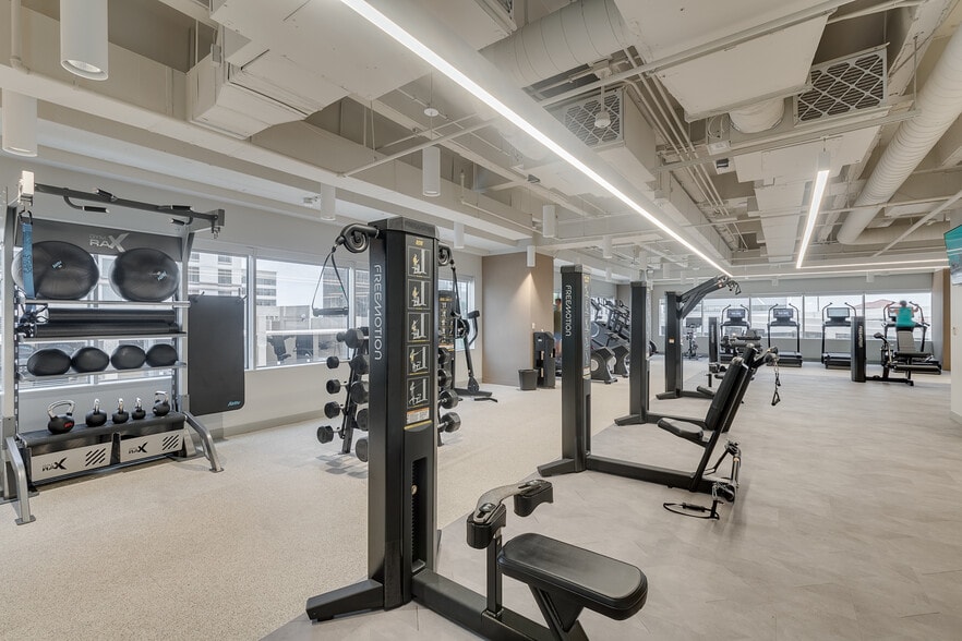 More Photos Of 5949 Sherry Ln, Dallas Office For Sale