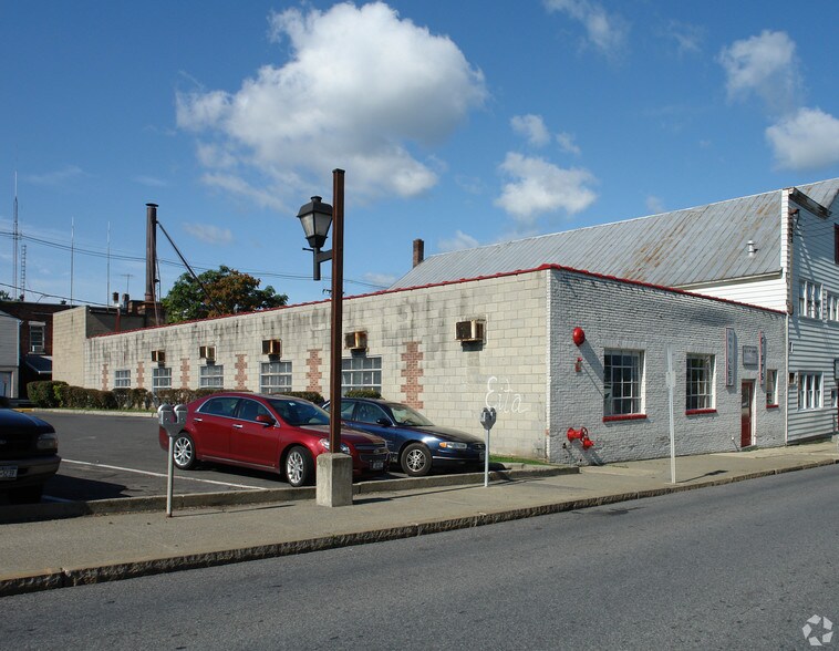 More Photos Of 517-519 Columbia St, Hudson Showroom For Sale