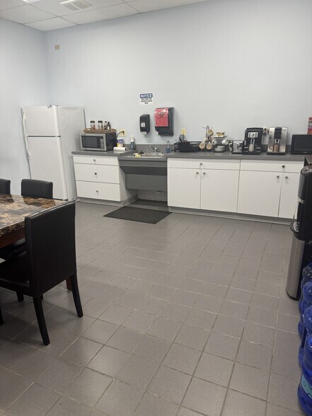 More Photos Of 880 N Wood Dale Rd, Wood Dale Warehouse For Lease