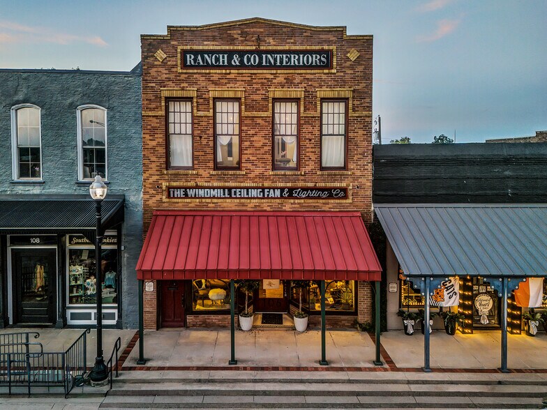 More Photos Of 106 W Main St, Pilot Point Storefront For Sale