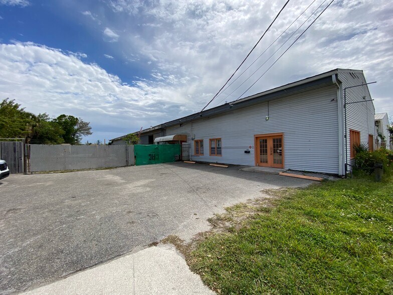 Primary Photo Of 1236 Central Ave, Sarasota Warehouse For Lease
