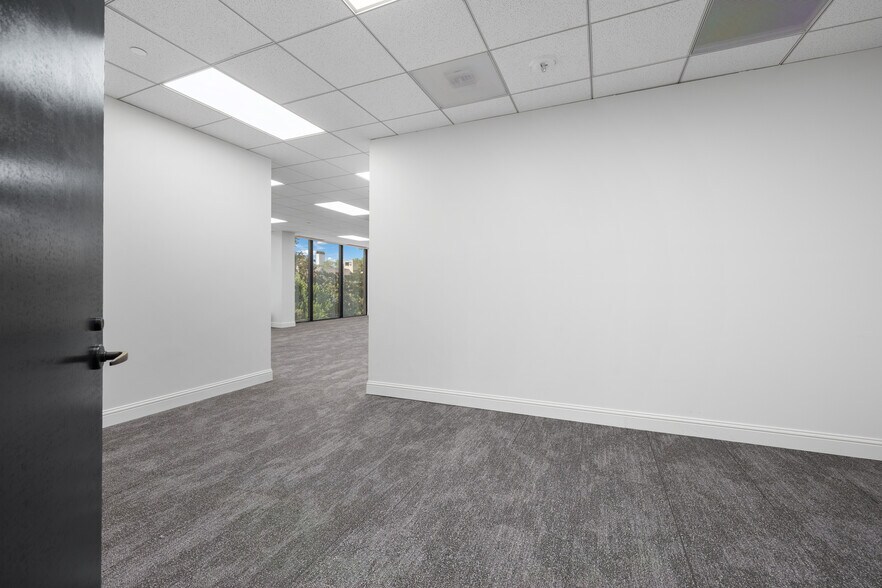 More Photos Of 17 S Briar Hollow Ln, Houston Office Residential For Lease