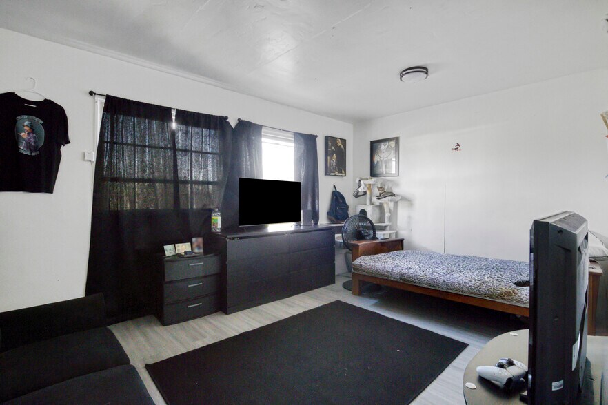 More Photos Of 300 E 55th St, Los Angeles Apartments For Sale