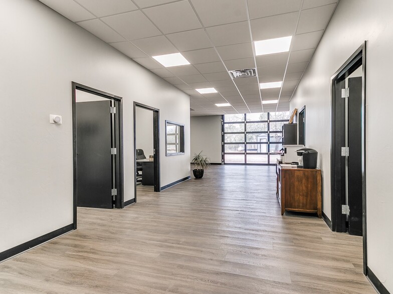 More Photos Of 6625 S Hiwassee Rd, Oklahoma City Showroom For Sale